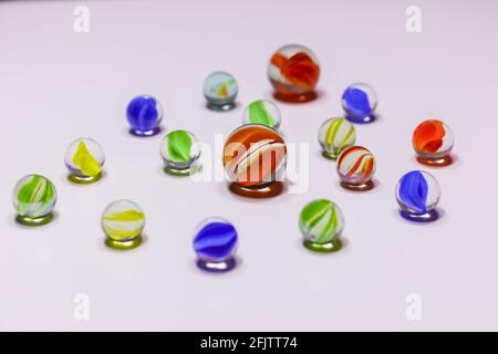 Bouquet de billes de verre colorées sur fond blanc Banque D'Images