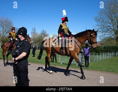 La troupe royale du roi revient du château de Windsor après le funérailles du duc d'Édimbourg. Le prince Philip a été enterré dans la chapelle Saint-Georges Banque D'Images