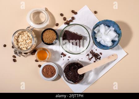 Gommage du visage et du corps au chocolat. Recette de cosmétique de spa maison. Concept beauté maison. Cosmétiques DIY. Flat lay, vue de dessus. Banque D'Images