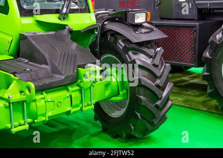 Roue d'un nouveau tracteur, vue de l'essieu avant Banque D'Images