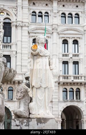 Dégâts sur la fontaine des quatre continents (Fontana dei Quattro Continenti), Piazza Unità d'Italia, Trieste, Italie Banque D'Images