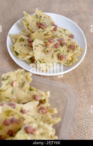 Peyek Kacang ou arachide rempeyek. Craquelins salés frits à base de farine de riz et d'arachide. Cuisine traditionnelle indonésienne Banque D'Images