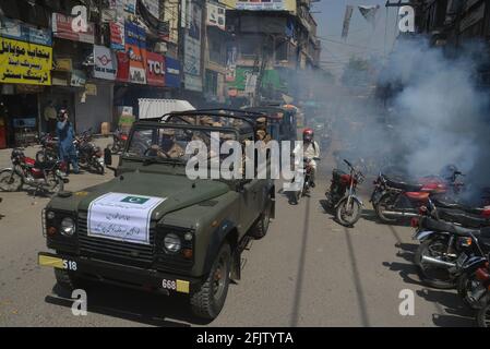 L'armée pakistanaise, les troupes de Rangers patrouillent dans un marché, un bazar, des routes principales pour observer les nouvelles restrictions annoncées par le gouvernement pour les milieux d'affaires afin de contrôler la propagation du coronavirus, à Lahore, au Pakistan, le 26 avril 2021. Les autorités pakistanaises font des courses contre le temps pour ajouter des lits et des ventilateurs dans les hôpitaux en raison d'une augmentation des décès et des infections à coronavirus. Les autorités ont commencé à convoquer des troupes pour s'assurer que les gens ne violent pas les règles de distanciation sociale, selon le ministre de l'intérieur Sheikh Rashid Ahmad. (Photo de Rana Sajid Hussain/Pacific Press/Sipa USA) Banque D'Images