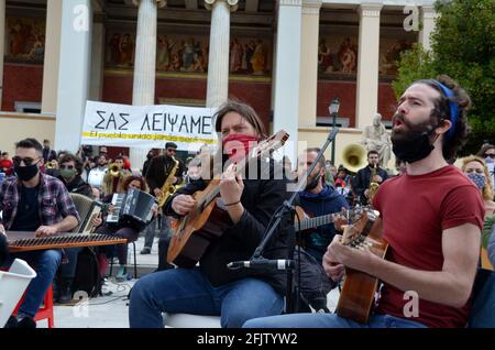 Athènes, Grèce. 25 avril 2021. (4/25/2021) des centaines de travailleurs de l'art se rassemblent à Athènes, en Grèce, pour mettre en lumière les difficultés de l'industrie musicale pendant la pandémie Covid-19. Des acteurs, musiciens, danseurs et personnes de tout le spectre de la scène artistique protestent pour faire pression sur le gouvernement pour qu'il accorde plus de soutien aux artistes indépendants, comme les théâtres et les salles de musique restent fermés. (Photo par Dimitris Aspiotis/Pacific Press/Sipa USA) crédit: SIPA USA/Alay Live News Banque D'Images