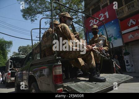 L'armée pakistanaise, les troupes de Rangers patrouillent dans un marché, un bazar, des routes principales pour observer les nouvelles restrictions annoncées par le gouvernement pour les milieux d'affaires afin de contrôler la propagation du coronavirus, à Lahore, au Pakistan, le 26 avril 2021. Les autorités pakistanaises font des courses contre le temps pour ajouter des lits et des ventilateurs dans les hôpitaux en raison d'une augmentation des décès et des infections à coronavirus. Les autorités ont commencé à convoquer des troupes pour s'assurer que les gens ne violent pas les règles de distanciation sociale, selon le ministre de l'intérieur Sheikh Rashid Ahmad. (Photo de Rana Sajid Hussain/Pacific Press/Sipa USA) Banque D'Images