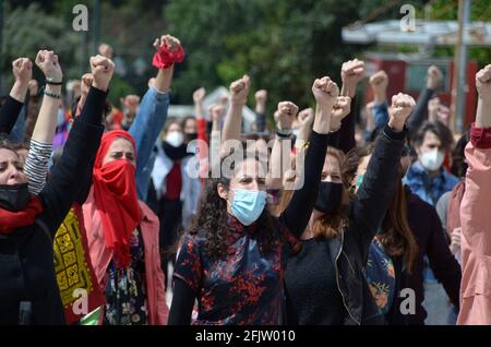 Athènes, Grèce. 25 avril 2021. (4/25/2021) des centaines de travailleurs de l'art se rassemblent à Athènes, en Grèce, pour mettre en lumière les difficultés de l'industrie musicale pendant la pandémie Covid-19. Des acteurs, musiciens, danseurs et personnes de tout le spectre de la scène artistique protestent pour faire pression sur le gouvernement pour qu'il accorde plus de soutien aux artistes indépendants, comme les théâtres et les salles de musique restent fermés. (Photo par Dimitris Aspiotis/Pacific Press/Sipa USA) crédit: SIPA USA/Alay Live News Banque D'Images