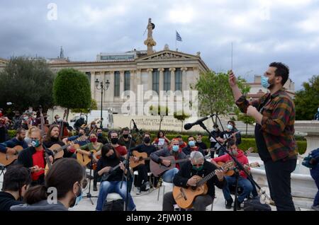 Athènes, Grèce. 25 avril 2021. (4/25/2021) des centaines de travailleurs de l'art se rassemblent à Athènes, en Grèce, pour mettre en lumière les difficultés de l'industrie musicale pendant la pandémie Covid-19. Des acteurs, musiciens, danseurs et personnes de tout le spectre de la scène artistique protestent pour faire pression sur le gouvernement pour qu'il accorde plus de soutien aux artistes indépendants, comme les théâtres et les salles de musique restent fermés. (Photo par Dimitris Aspiotis/Pacific Press/Sipa USA) crédit: SIPA USA/Alay Live News Banque D'Images