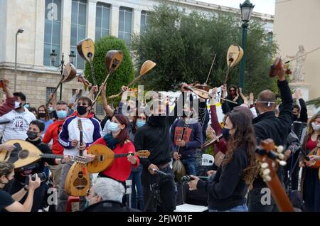 Athènes, Grèce. 25 avril 2021. (4/25/2021) des centaines de travailleurs de l'art se rassemblent à Athènes, en Grèce, pour mettre en lumière les difficultés de l'industrie musicale pendant la pandémie Covid-19. Des acteurs, musiciens, danseurs et personnes de tout le spectre de la scène artistique protestent pour faire pression sur le gouvernement pour qu'il accorde plus de soutien aux artistes indépendants, comme les théâtres et les salles de musique restent fermés. (Photo par Dimitris Aspiotis/Pacific Press/Sipa USA) crédit: SIPA USA/Alay Live News Banque D'Images