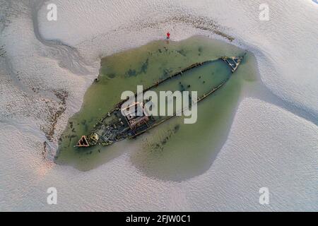 France, pas-de-Calais (62), Côte d'Opale, Grand site des deux capes, Plage de Tardinghen avec l'épave du Lord Grey, ce chalutier britannique de 37 mètres de long, réquisitionné en 1915 par la Royal Navy et transformé en mine-clarifiant, qui a coulé le 2 décembre 1917 pendant une tempête (vue aérienne) Banque D'Images