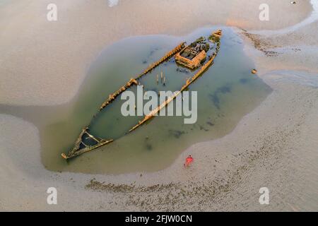 France, pas-de-Calais (62), Côte d'Opale, Grand site des deux capes, Plage de Tardinghen avec l'épave du Lord Grey, ce chalutier britannique de 37 mètres de long, réquisitionné en 1915 par la Royal Navy et transformé en mine-clarifiant, qui a coulé le 2 décembre 1917 pendant une tempête (vue aérienne) Banque D'Images