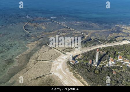 France, Charente Maritime, St Clément des baleines, le Ligthouse des baleines et une écluse à poissons Moufette (vue aérienne) Banque D'Images