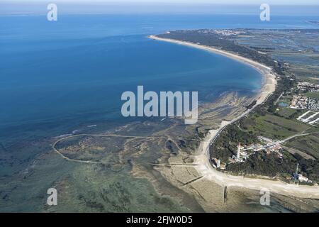 France, Charente Maritime, St Clément des baleines, le Ligthouse des baleines et une écluse à poissons Moufette (vue aérienne) Banque D'Images