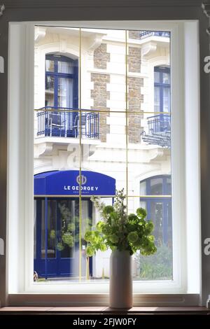 France, Ille et Vilaine, Dinard, le Grand Hôtel (Groupe Barrière) Construit en 1858 et rénové en 2019 par le décorateur Alexandre Danan (European Design Office Consulting), vue du bar sur le restaurant le George V. Banque D'Images