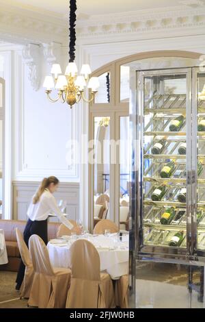 France, Ille et Vilaine, Dinard, le Grand Hôtel (Groupe Barrière) Construit en 1858 et rénové en 2019 par le décorateur Alexandre Danan (European Design Office Consulting), qui a installé des tables dans le restaurant gastronomique le George V Banque D'Images