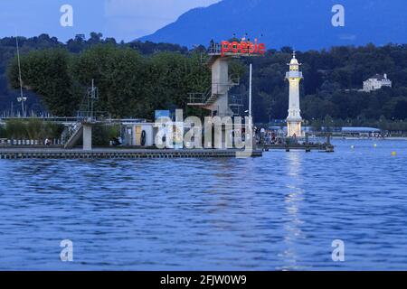 Suisse, Canton de Genève, Genève, Lac Leman, bains des Paquis, Phare Paquis en arrière-plan Banque D'Images