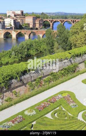 France, Tarn, Albi, vue sur le palais Berbie (ancien palais épiscopal classé au patrimoine mondial de l'UNESCO) et ses jardins formels du XVIIe siècle avec le Pont Vieux sur le Tarn en arrière-plan Banque D'Images