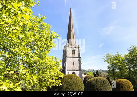 L'église St Marys avec quelques-uns de ses 99 arbres de yew dans le village Cotswold de Painswick, Gloucestershire UK Banque D'Images