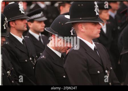 Accident du chemin de fer de Paddington octobre 1999 policiers en plein air service de prière pour les blessés et les tués dans le L'accident du train de Paddington se produit sur la piste du Station-service Sainsburys en face du site de l'accident Banque D'Images