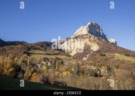 France, Isère, Parc naturel régional de Chartreuse, vallée de Grésivaudan, plateau-des-Petites-roches, vue de la route du col du Coq sur le hameau Meunières de la commune de Saint-Pancrasse avec en arrière-plan les falaises de Dent de Crolles (2026m) Banque D'Images