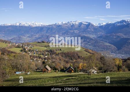 France, Isère (38), parc naturel régional de Chartreuse, vallée du Grésivaudan, le plateau-des-Petites-roches, vue depuis la route du col du Coq sur le hameau les Meunières de la commune de Saint-Pancrasse avec au fond le massif de Belledonne Banque D'Images