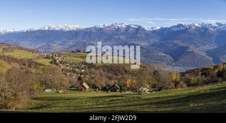 France, Isère (38), parc naturel régional de Chartreuse, vallée du Grésivaudan, le plateau-des-Petites-roches, vue depuis la route du col du Coq sur le hameau les Meunières de la commune de Saint-Pancrasse avec au fond le massif de Belledonne Banque D'Images