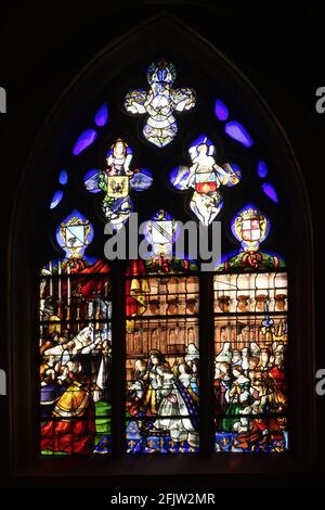 France, Jura, Dole, la collégiale collective notre-Dame du XVIe siècle, vitraux de Louis le 14ème et de sa cour adorant l'Armée Sainte Banque D'Images