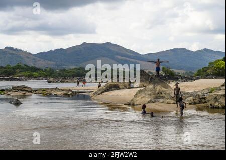 Gabon, quartier Ogooué-Ivindo, la Lopé, baigneurs dans la rivière Ogooué Banque D'Images