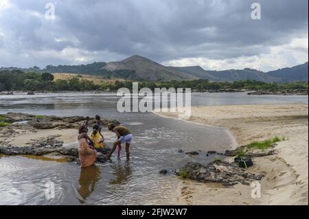 Gabon, quartier Ogooué-Ivindo, la Lopé, baigneurs dans la rivière Ogooué Banque D'Images