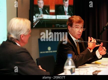 BRIAN WILLIAMSON PRÉSIDENT DU PFRDV. HUGH FREEBERG DIRECTEUR GÉNÉRAL DE LIFFE, EN VIDÉOCONFÉRENCE AVEC LEURS PARTENAIRES NOUVELLEMENT FUSIONNÉS À CHICAGO, À L'ÉCRAN JIM OLIF, STRATAGY ADVISOR ET SCOTT GORDON Banque D'Images