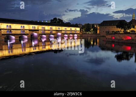 France, Bas Rhin, Strasbourg, vieille ville classée au patrimoine mondial de l'UNESCO, barrage Vauban sur l'Ill, l'ancienne Commanderie devient ENA, illuminant la nuit Banque D'Images