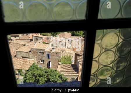 France, Vaucluse, Parc naturel régional du Mont Ventoux, le Barroux, château (XVIe siècle), vue sur les toits du village Banque D'Images