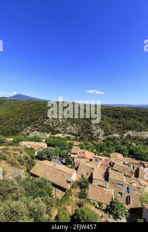 France, Vaucluse, Parc naturel régional du Mont Ventoux, le Barroux, château (XVIe siècle), vue sur les toits du village et le Mont Ventoux Banque D'Images