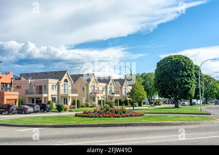 Rangée de jolies maisons de ville résidentielles avec entrée privée de la rue Banque D'Images