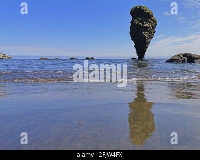 Japon, île Hokkaido, Shiroiwacho, district de Yoichi, port de pêche, Ebisu IWA, rock Banque D'Images