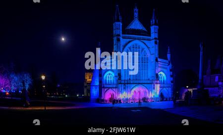 Winchester, Royaume-Uni - 27 décembre 2020 : cathédrale de Winchester de nuit avec illuminations de Noël Banque D'Images