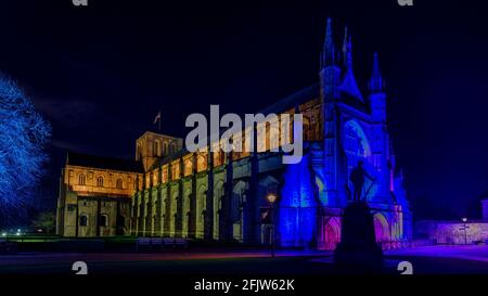 Winchester, Royaume-Uni - 27 décembre 2020 : cathédrale de Winchester de nuit avec illuminations de Noël Banque D'Images