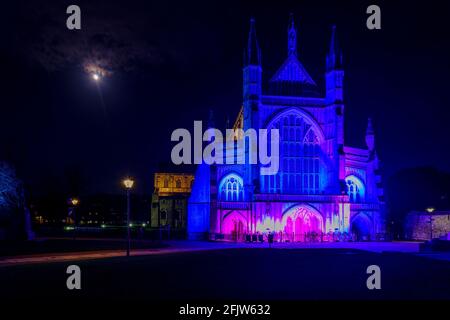 Winchester, Royaume-Uni - 27 décembre 2020 : cathédrale de Winchester de nuit avec illuminations de Noël Banque D'Images