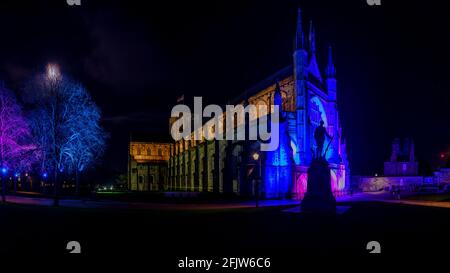 Winchester, Royaume-Uni - 27 décembre 2020 : cathédrale de Winchester de nuit avec illuminations de Noël Banque D'Images