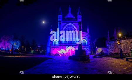 Winchester, Royaume-Uni - 27 décembre 2020 : cathédrale de Winchester de nuit avec illuminations de Noël Banque D'Images