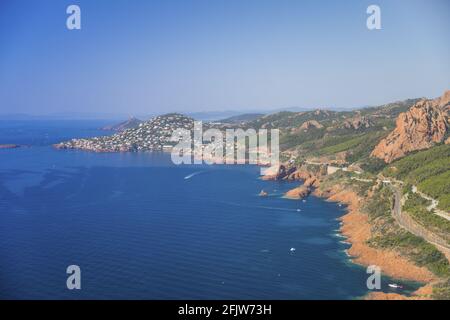 France, Var, Saint-Raphaël, route côtière de la Corniche d'Or, de la calanque et du Rocher de Saint-Barthélemy (vue aérienne) Banque D'Images