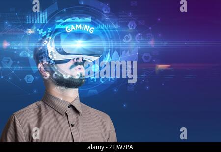 Homme d'affaires regardant à travers les lunettes VR