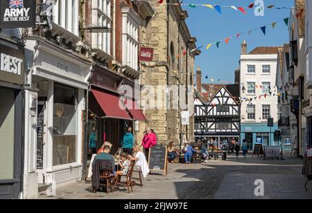 Salisbury, Wiltshire, Angleterre, Royaume-Uni. 2021. Rue piétonne dans le centre-ville avec l'extérieur de boire et manger juste rouvre comme restrictions Covid Banque D'Images