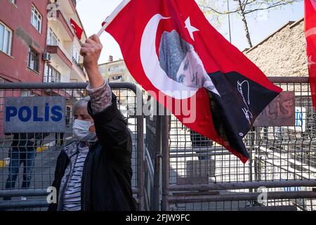 Istanbul, Turquie. 26 avril 2021. Un manifestant fait pression sur un drapeau turc devant le consulat américain pendant la manifestation. Les membres du Parti patriotique se sont réunis pour protester contre le président américain Joe Biden pour avoir décrit le massacre des Arméniens en 1915 comme un génocide. Crédit : SOPA Images Limited/Alamy Live News Banque D'Images