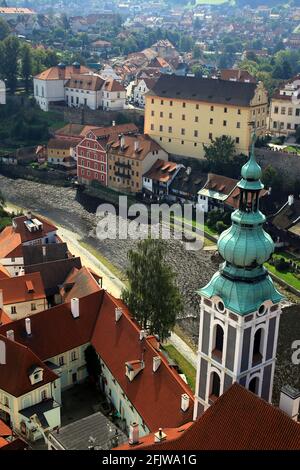 Belle vue sur l'église et la rivière Vltava à Cesky Krumlov, République tchèque. Banque D'Images