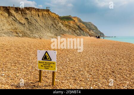 Le panneau « Beach blocked » à Seatown après la chute de la terre à Ridge Cliff en avril 2021, Dorset, Angleterre Banque D'Images