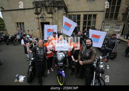 HollyBush, Ayrshire , Écosse, Royaume-Uni. 02 juin 2018. Hollybush House est l'emplacement du service de soutien militaire combat stress. Chaque mois de juillet, une journée de gala est organisée pour recueillir des fonds et sensibiliser les gens. Le groupe moto local « The Hillbillies » présente un chèque de 1900 £ à Kath Provan, le responsable de la collecte de fonds Banque D'Images