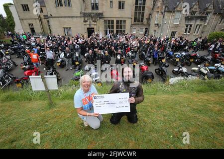 HollyBush, Ayrshire , Écosse, Royaume-Uni. 02 juin 2018. Hollybush House est l'emplacement du service de soutien militaire combat stress. Chaque mois de juillet, une journée de gala est organisée pour recueillir des fonds et sensibiliser les gens. Le groupe moto local « The Hillbillies » présente un chèque de 1900 £ à Kath Provan, le responsable de la collecte de fonds Banque D'Images