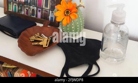 toutes les choses dont vous avez besoin si vous sortez dans la nouvelle normale en raison de covid-19 Banque D'Images