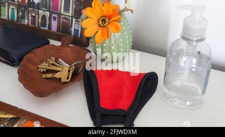 toutes les choses dont vous avez besoin si vous sortez dans la nouvelle normale en raison de covid-19 Banque D'Images