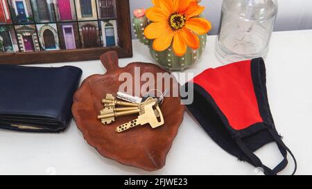 toutes les choses dont vous avez besoin si vous sortez dans la nouvelle normale en raison de covid-19 Banque D'Images